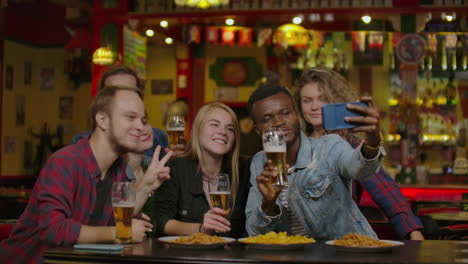 Amigos-Tomándose-Selfie-En-El-Bar-Restaurante-Bebiendo-Capuchino-Y.-Café-Irlandés---Gente-Divirtiéndose-Juntos-En-La-Cafetería-De-Moda---Concepto-De-Amistad-Con-Feliz